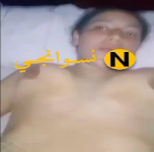 الراجل زانق عشيقتو الملفاية الملبن علي السرير وعمال يفشخ كثها نيك واللبوة مش قادرة وبتصوت